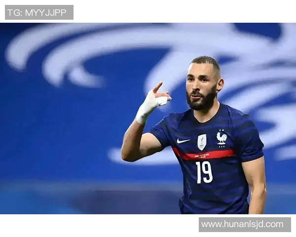 致敬传奇足球巨星铭记一代球王的荣耀与奋斗